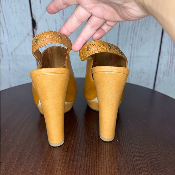 BCBGeneration Cognac Leather Peep toe Sling back 1” Platform 5.25” Heels size 7 - Picture 7 of 16